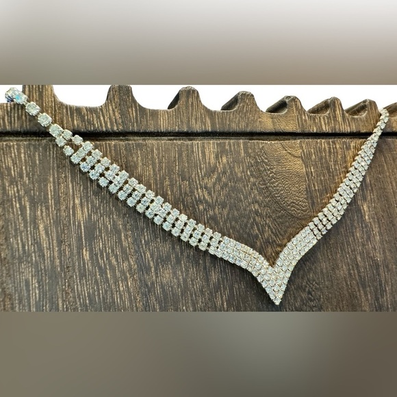 Vintage Jewelry - Rhinestone V Neck Collar Necklace